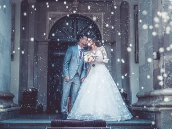 Organiser un mariage : un couple fraichement mariés sort de l’église.