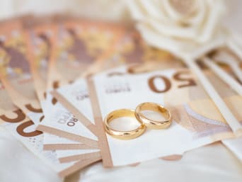 ¿Cuánto cuesta una boda?: anillos de boda y dinero.