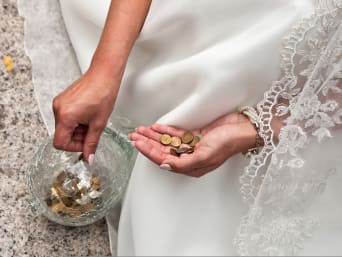 Koszty wesela – symboliczny obrazek panny młodej liczącej grosiki.