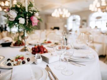Kosten bruiloft voor locatie, eten & drinken: Bruiloft in een chique stijl. 