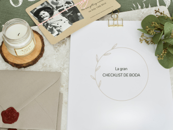Checklist de boda: una checklist de boda encima de una mesa junto a una invitación.