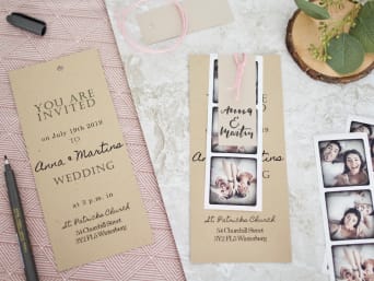 Organizacja wesela – samodzielnie zaprojektowane zaproszenia ślubne ze zdjęciami.