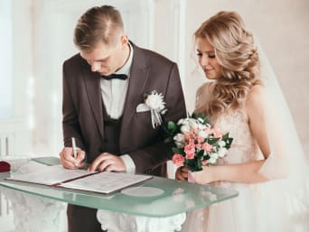 Sposarsi in comune: sposi firmano la promessa di matrimonio in comune.