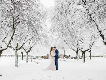 Kleid für die Winterhochzeit: Brautpaar im Schnee. Kleid für die Winterhochzeit: Brautpaar im Schnee.
