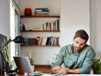 Outfit in smart working: un uomo indossa una camicia a tinta unita per l’home office.