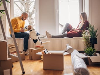 Hundehaltung in der Mietwohnung: Pärchen mit Hund beim Umzug in eine neue Wohnung.