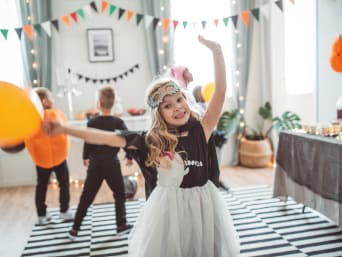 Déguisement DIY pour enfant : des enfants s’amusent lors d’une fête de carnaval à la maison.