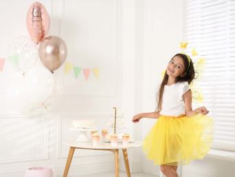 Disfraces caseros para niños: una niña con un disfraz casero de hada. Disfraces caseros para niños: una niña con un disfraz casero de hada.