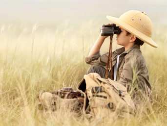 Disfraces caseros para niños para carnaval: un niño con un disfraz casero de explorador. Disfraces caseros para niños para carnaval: un niño con un disfraz casero de explorador.