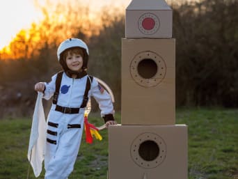 Last-Minute-Kinderkostüm selber machen: Astronauten-Kostüm für Kinder.