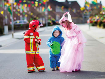 Dětský kostým vyrobený doma: skupinka dětí v kreativních karnevalových kostýmech.