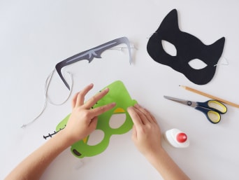 Maak een carnavalsmasker: knutselmaterialen voor papieren maskers.