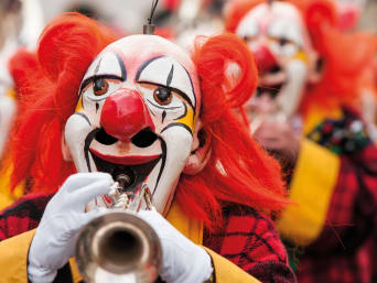 Wann ist Fasching? – Clowns während eines Fasnachtsumzugs. 