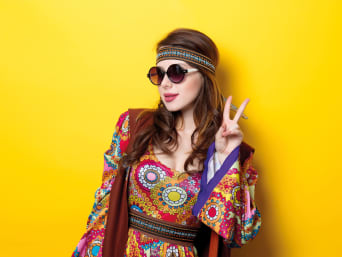 Lastminutekostuum: vrouw in kleurrijk hippiekostuum.