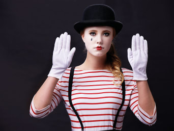 Eenvoudige carnavalskostuums: vrouw in zelfgemaakt pantomimekostuum.