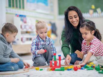 Adaptační plán MŠ – maminka si s dětmi hraje ve školce.