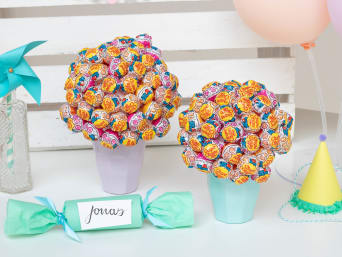 Decorazioni fai da te compleanno: bouquet di lecca lecca come decorazione feste per bambini.