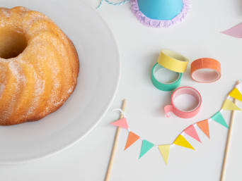 Versiering voor de kinderverjaardag – cake-topper uit gekleurd tape met patroontjes.