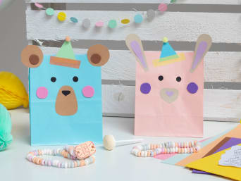 Invitaciones de cumpleaños para niños con bolsitas de regalos de colores