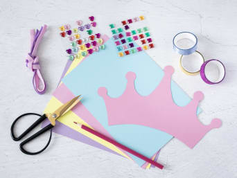 Cadeau invité anniversaire à faire soi-même : matériel pour fabriquer des couronnes en papier. 