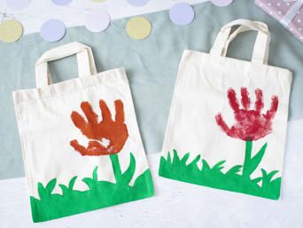 Zelf beschilderde stoffen tassen zijn een praktisch cadeau voor een kinderfeestje.