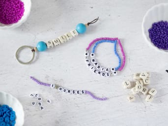 Bracelets et porte-clés personnalisés : les cadeaux souvenirs d’un goûter d’anniversaire. 