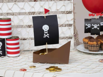 DIY décoration anniversaire pirate : le bateau de pirate terminé.