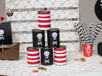 Juegos para fiestas piratas: juego de derribar latas.