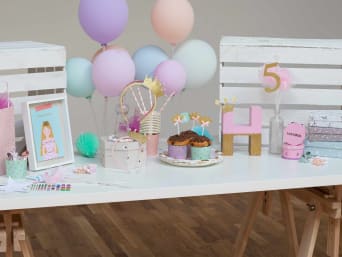 Prinsessenfeestje verjaardag: creatieve tafelversiering in felle kleuren, glitter en goud. 