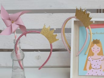 Deko- und Verkleidungsidee für den Prinzessinnen-Geburtstag: DIY-Krönchen mit Perlen und Glitter.