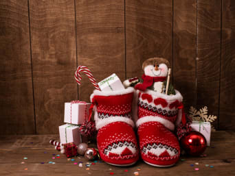 Nikolausstiefel gefüllt mit Süssigkeiten und Geschenken.