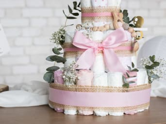 Prezenty na narodziny dziecka – różowy tort z pampersów DIY.