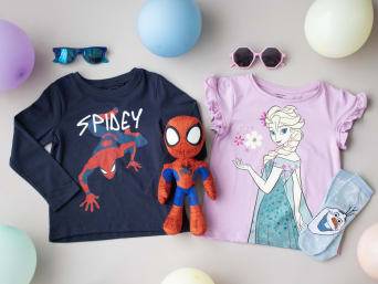 Geschenk für 6-Jährige: Kleidungsstücke und Accessoires von Spider-Man und der Eiskönigin.