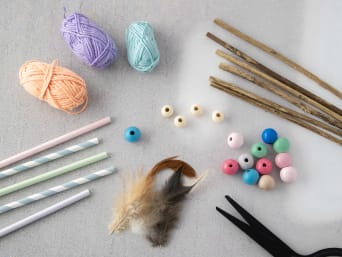 Créer un attrape-rêves : matériel de bricolage nécessaire, comme de la ficelle, des bâtons et des perles.