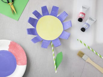 Dzień Dziecka praca plastyczna – gotowy kwiatek wykonany z papierowego talerza.