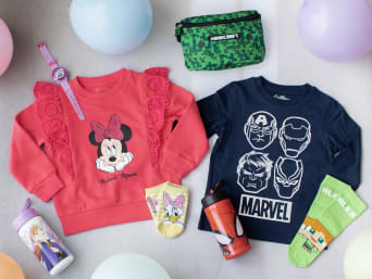 Dárky na Den dětí: Na obrázku jsou různé dárky v podobě triček, ponožek, lahví aj.