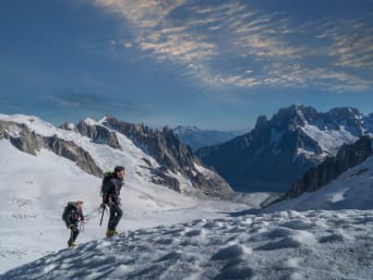 Due alpinisti in montagna durante la stagione invernale