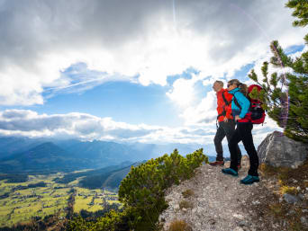 Trekking w Alpach – fantastyczny widok na dolinę z punktu widokowego.