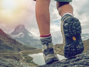 Photo de chaussures de randonnée avec un paysage de montagne