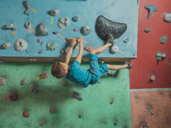 Kinder Bouldern – Auch bei Kindern gehört ein Boulderschuh zum Boulderzubehör.
