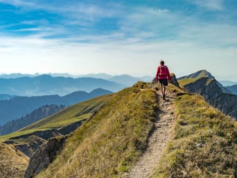 Beneficios del montañismo: el senderismo de montaña te permite disfrutar del paisaje mientras haces ejercicio
