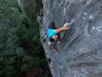 Escalada en roca: un equipamiento de escalada adecuado es importante para la escalada en pared natural.