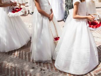 Outfit communie – meisje en jongen in hun communiekleding. Outfit communie – meisje en jongen in hun communiekleding.