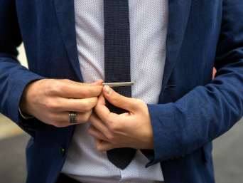 Belijdenisoutfit – Confirmatiekandidaten in feestelijke pakken.