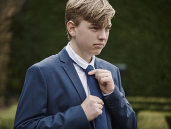 Outfit confirmatie – Jongen die belijdenis doet, trekt zijn stropdas recht.