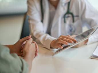Se préparer pour sa cure thermale ou sa réadaptation : discussion avec un médecin. 