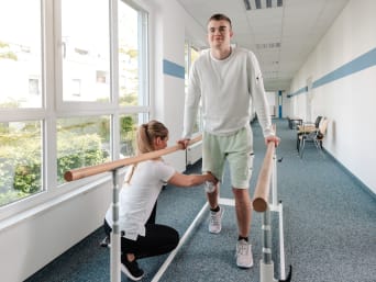 Reha Voraussetzungen: Nach einem Unfall unterstützt eine Reha bei der Genesung.