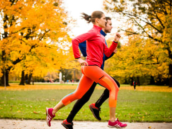 Courir est bon pour la santé : une homme et une femme courent dans un parc.
