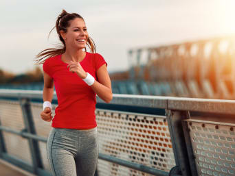 Running y jogging para principiantes: una mujer vestida con ropa deportiva hace footing.