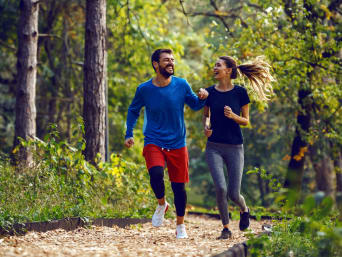 Améliorer votre technique de course : des amis courent ensemble dans la forêt.
